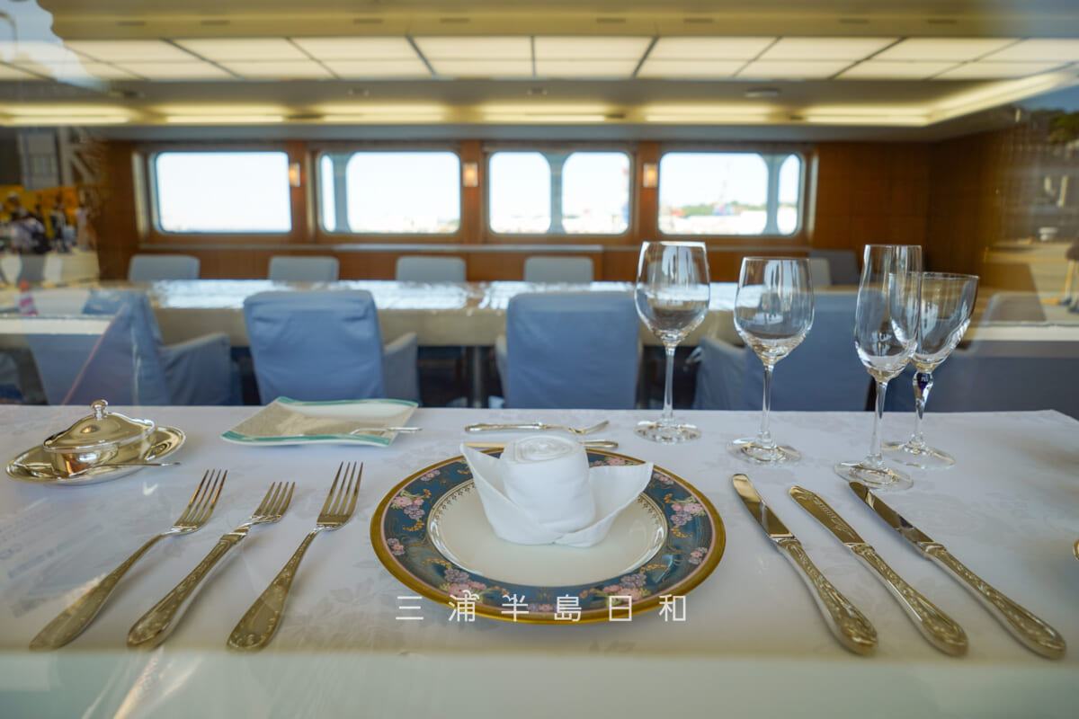 よこすかYYのりものフェスタ2026・海上自衛隊特務艇「はしだて」-食器とカトラリー(撮影日:2026.05.30)
