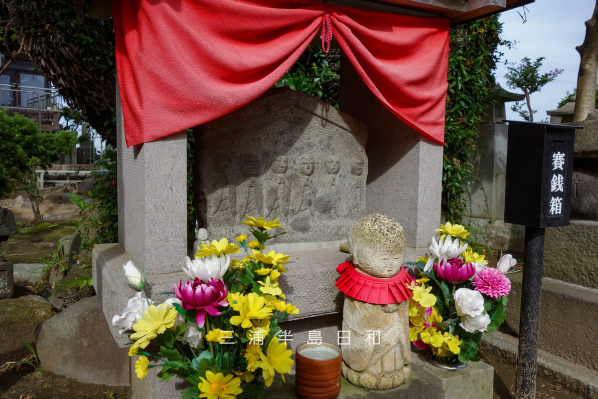 正観寺・六地蔵が刻まれた石塔とお地蔵様（撮影日：2026.10.06）