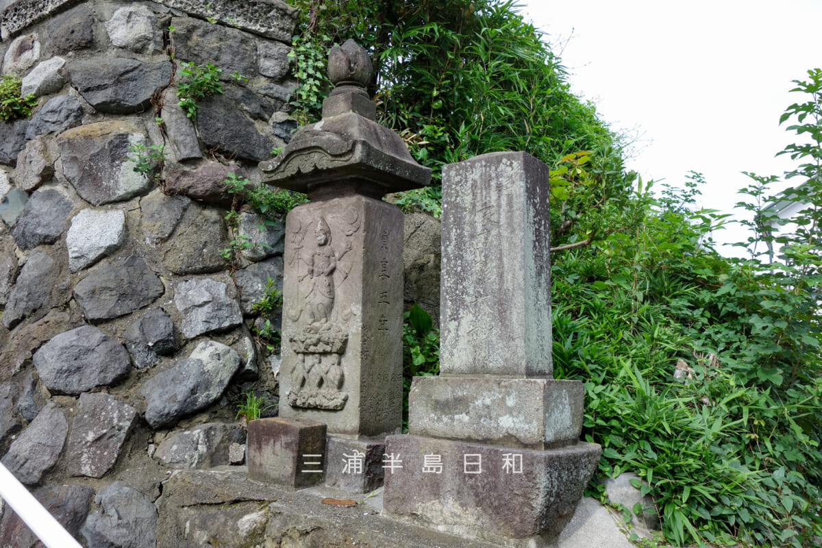 正観寺・山門下の庚申塔（撮影日：2026.10.06）