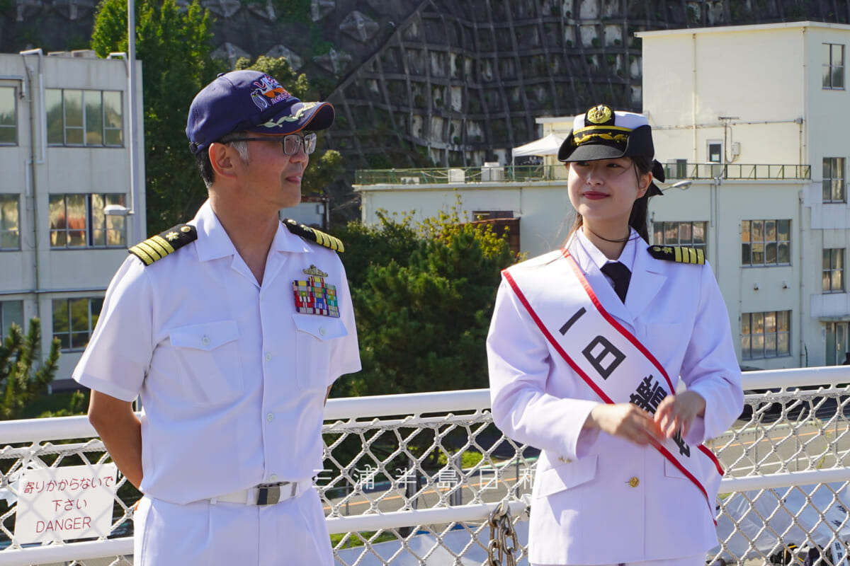 海上自衛隊横須賀地方隊オータムフェスタ2026・砕氷艦(南極観測船)「しらせ」-艦長と1日艦長「第31代日本さくらの女王」柳そらさん(撮影日:2026.10.10)
