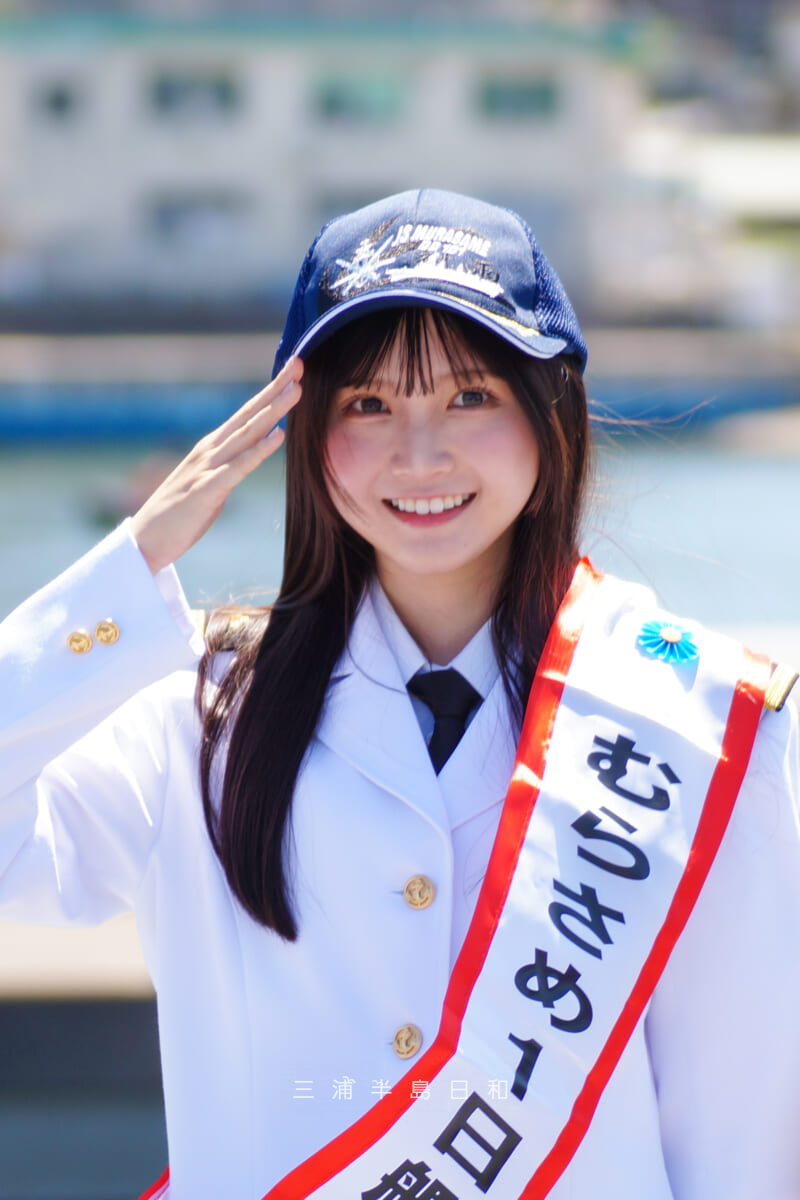 よこすかYYのりものフェスタ2026・護衛艦「むらさめ」小杉怜子さん1日艦長就任式-敬礼(撮影日:2026.05.30)
